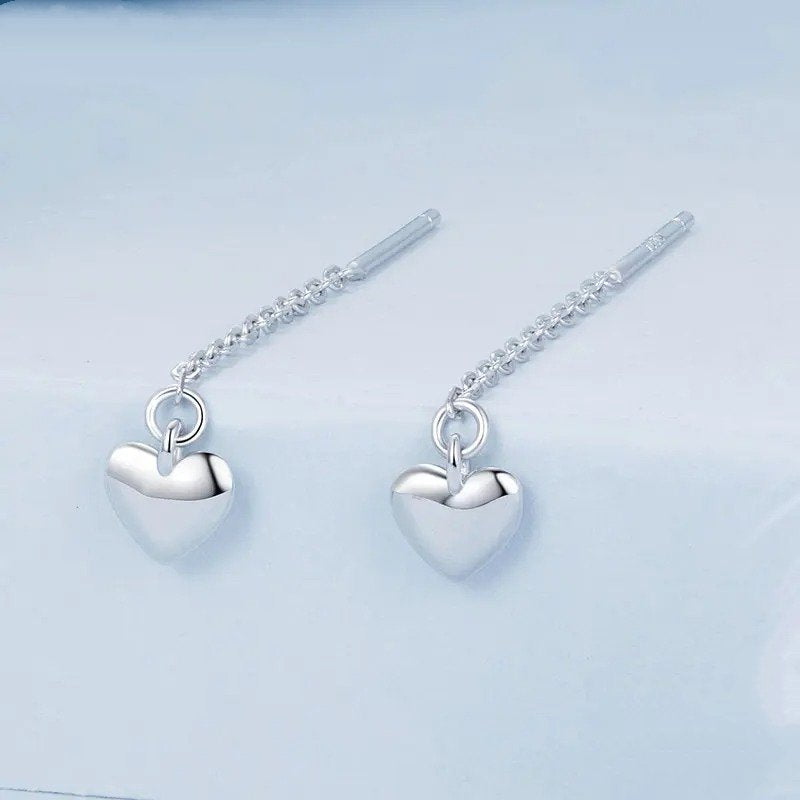 Boucles d'oreilles pendantes simples en forme de cœur avec longs pompons