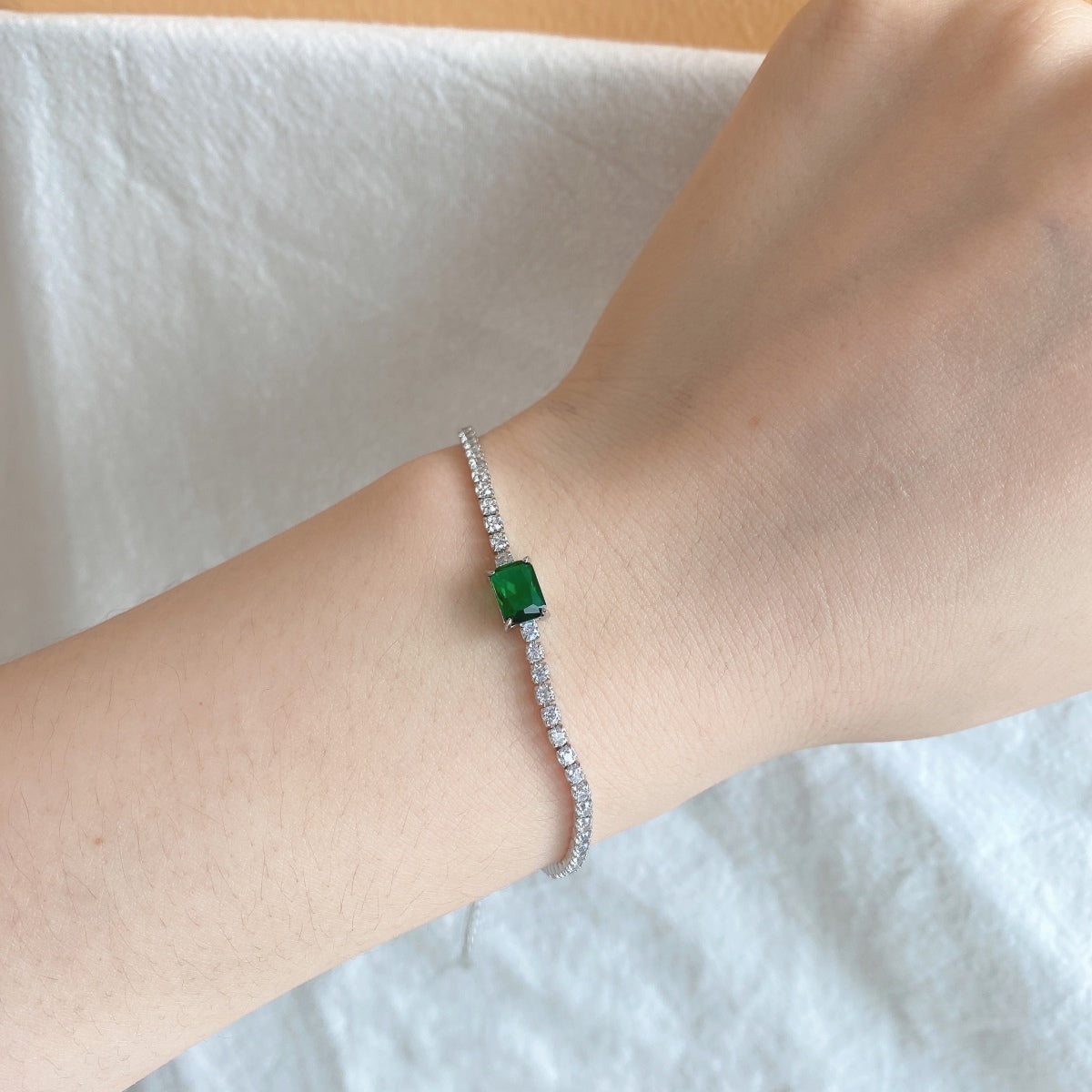 [Kincade Jewelrys]1.0 Carat Unique Emerald Cut Banquet Bracelet