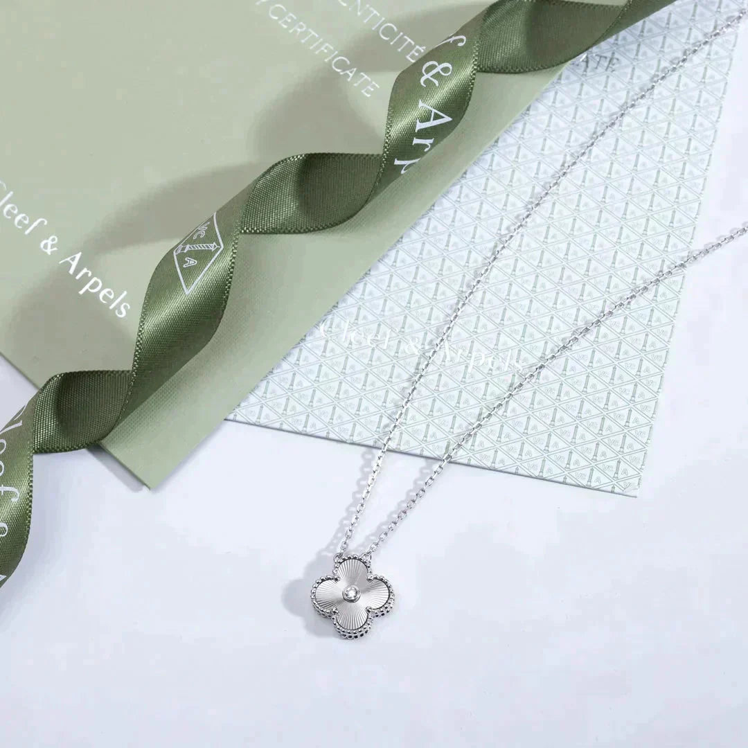 [Kincade Jewelrys]CLOVER  15MM DIAMOND LASER NECKLACE SILVER