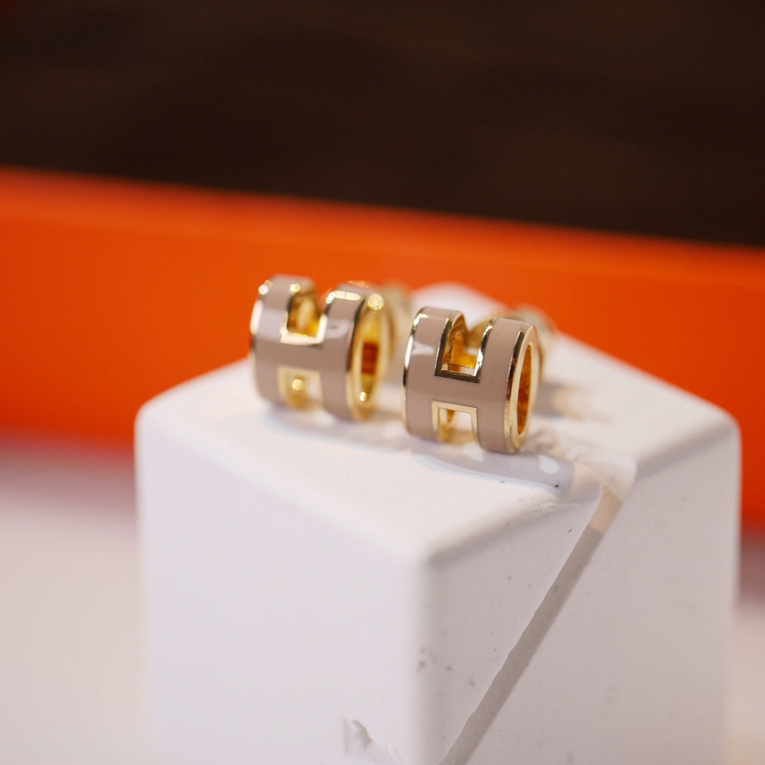 [Kincade Jewelrys]MINI POP H GOLD EARRINGS GREY