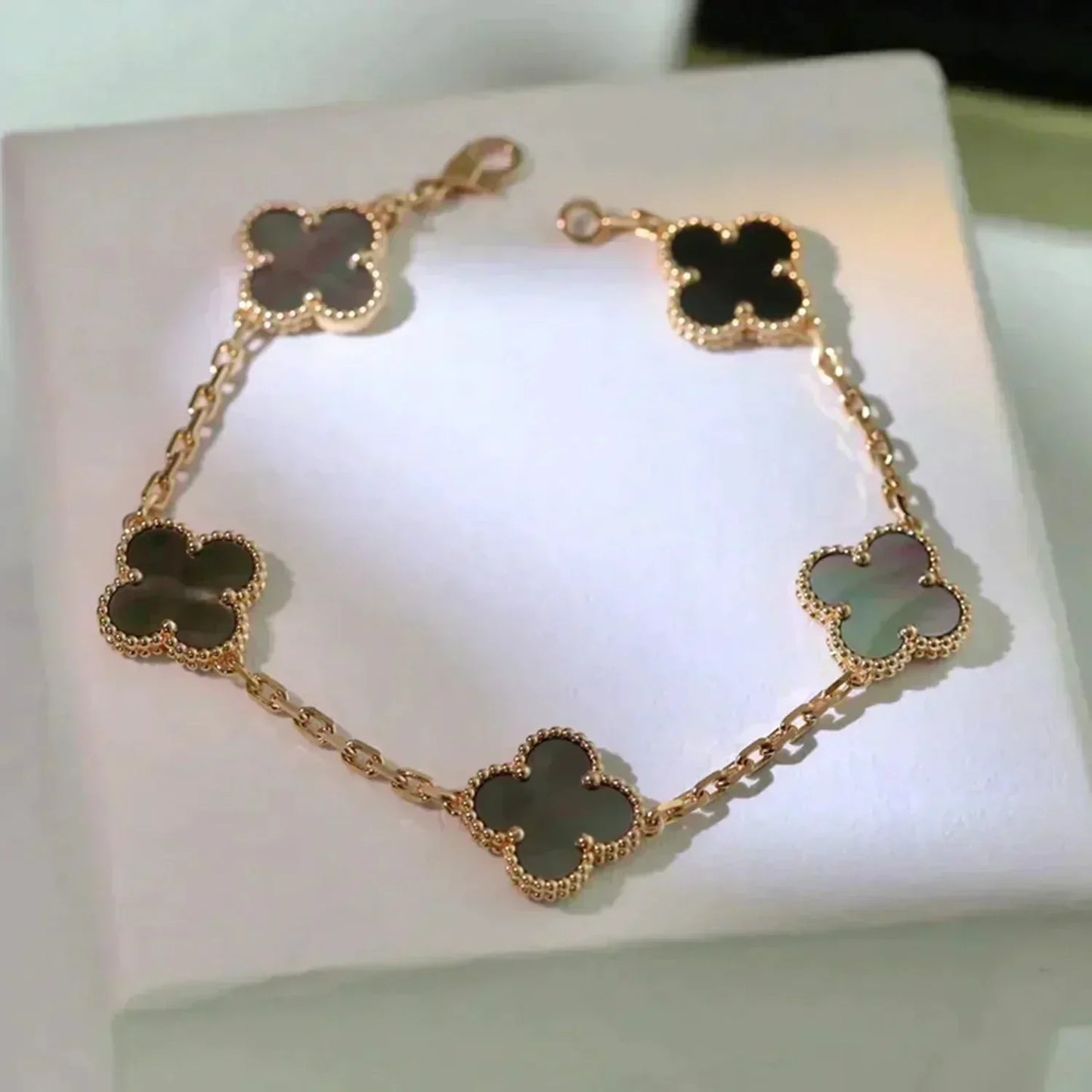 [Kincade Jewelrys]CLOVER 5 MOTIF GRAY MOP  BRACELET