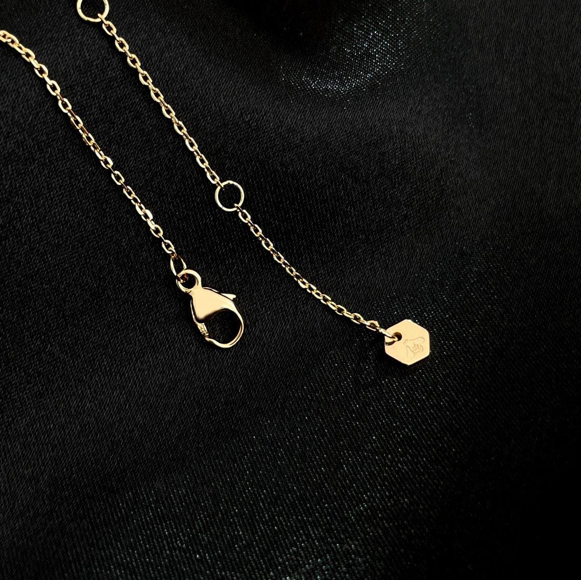 [Kincade Jewelrys]BEE MINI NECKLACE
