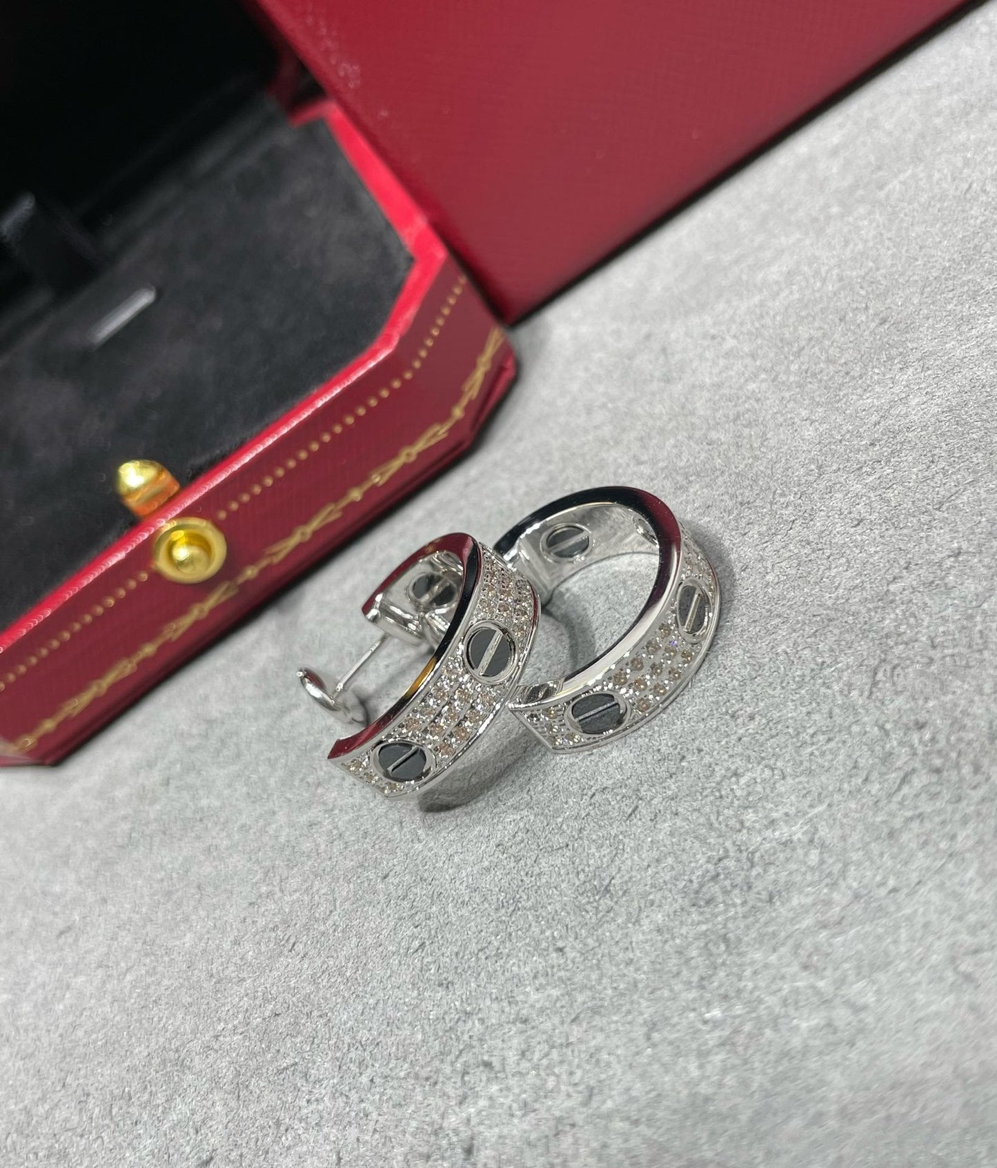 [Kincade Jewelrys]LOVE CERAMIC DIAMOND PAVED SILVER EARRINGS
