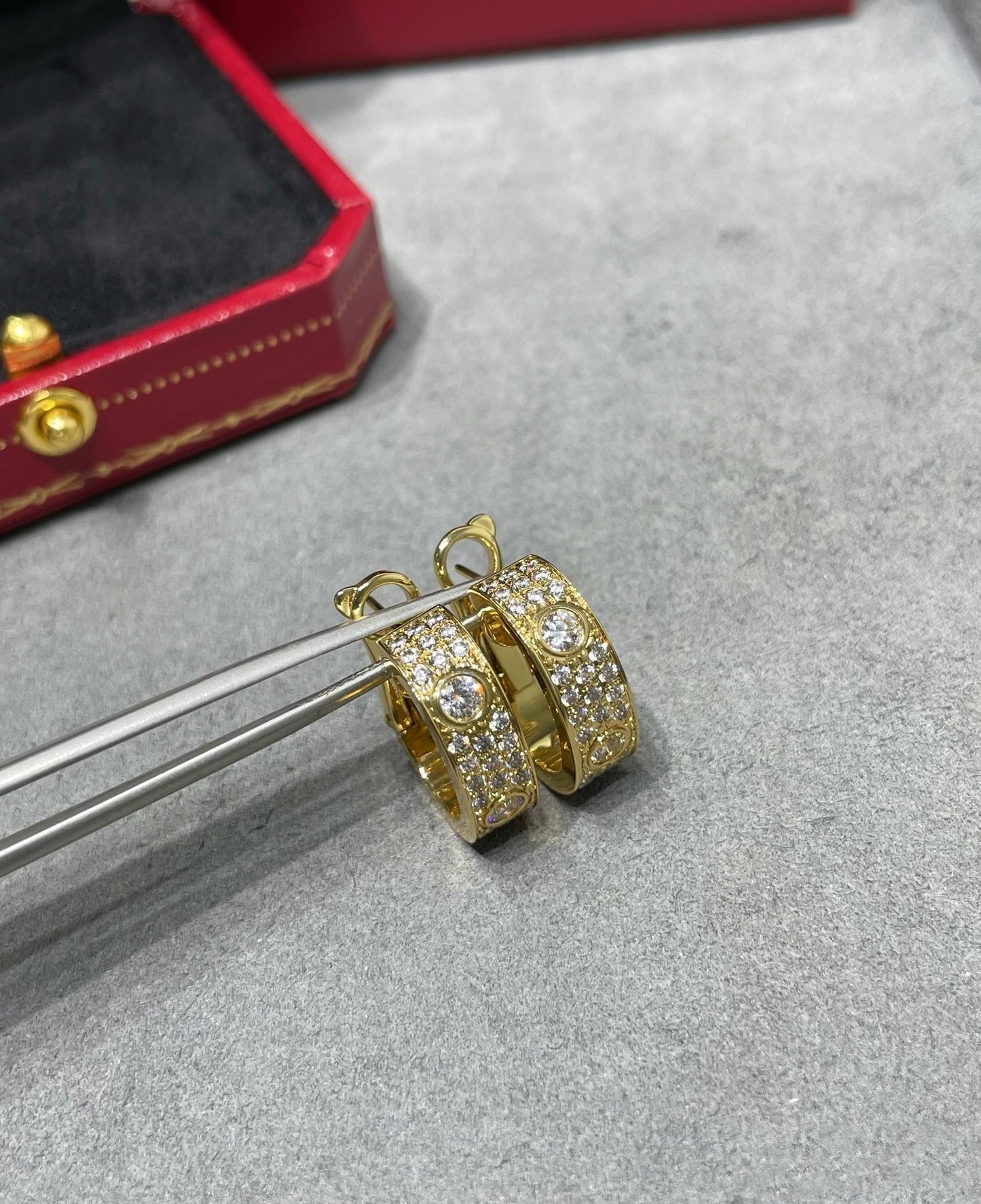 [Kincade Jewelrys]LOVE 5.5MM DIAMOND PAVED EARRINGS