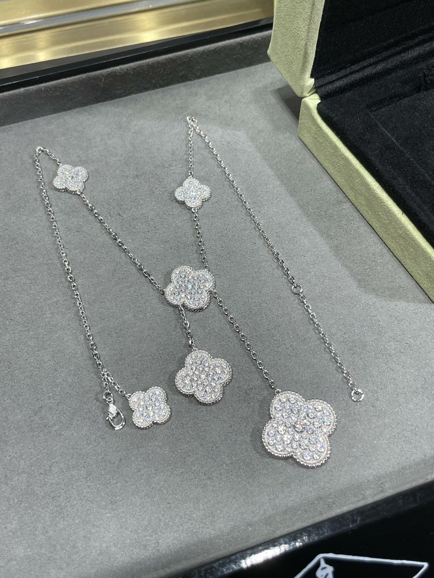 [Kincade Jewelrys]CLOVER 6 MOTIF DIAMOND PAVED NECKLACE