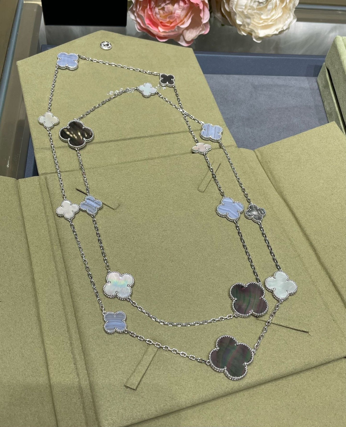 [Kincade Jewelrys]CLOVER 16 MOTIF CHALCEDONY MOP SILVER NECKLACE