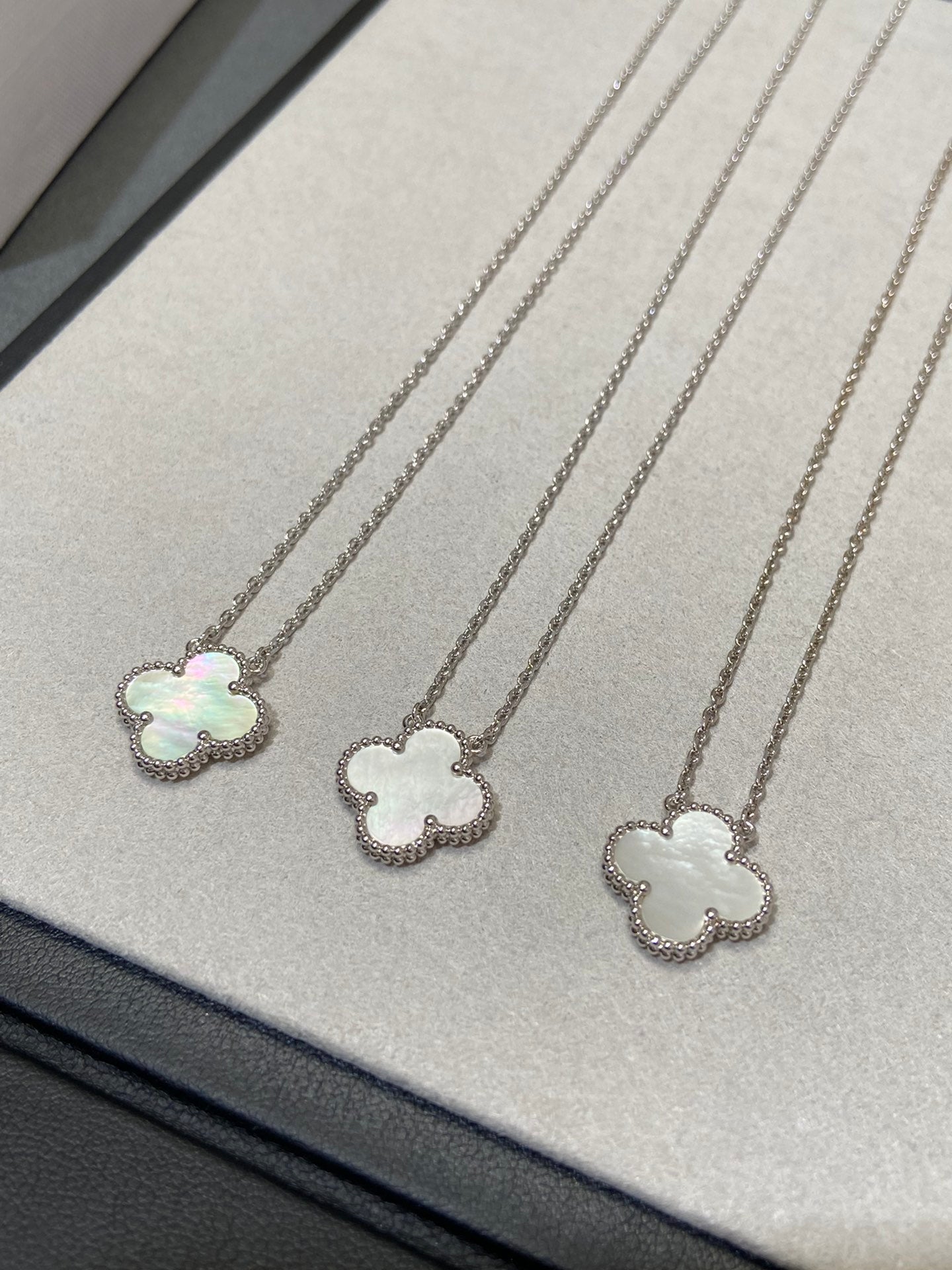 [Kincade Jewelrys]CLOVER MEDIUM SILVER WHITE MOP NECKLACE