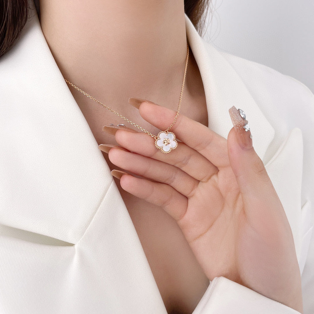 [Kincade Jewelrys]LUCKY  WHITE MOP  PLUM BLOSSOM NECKLACE