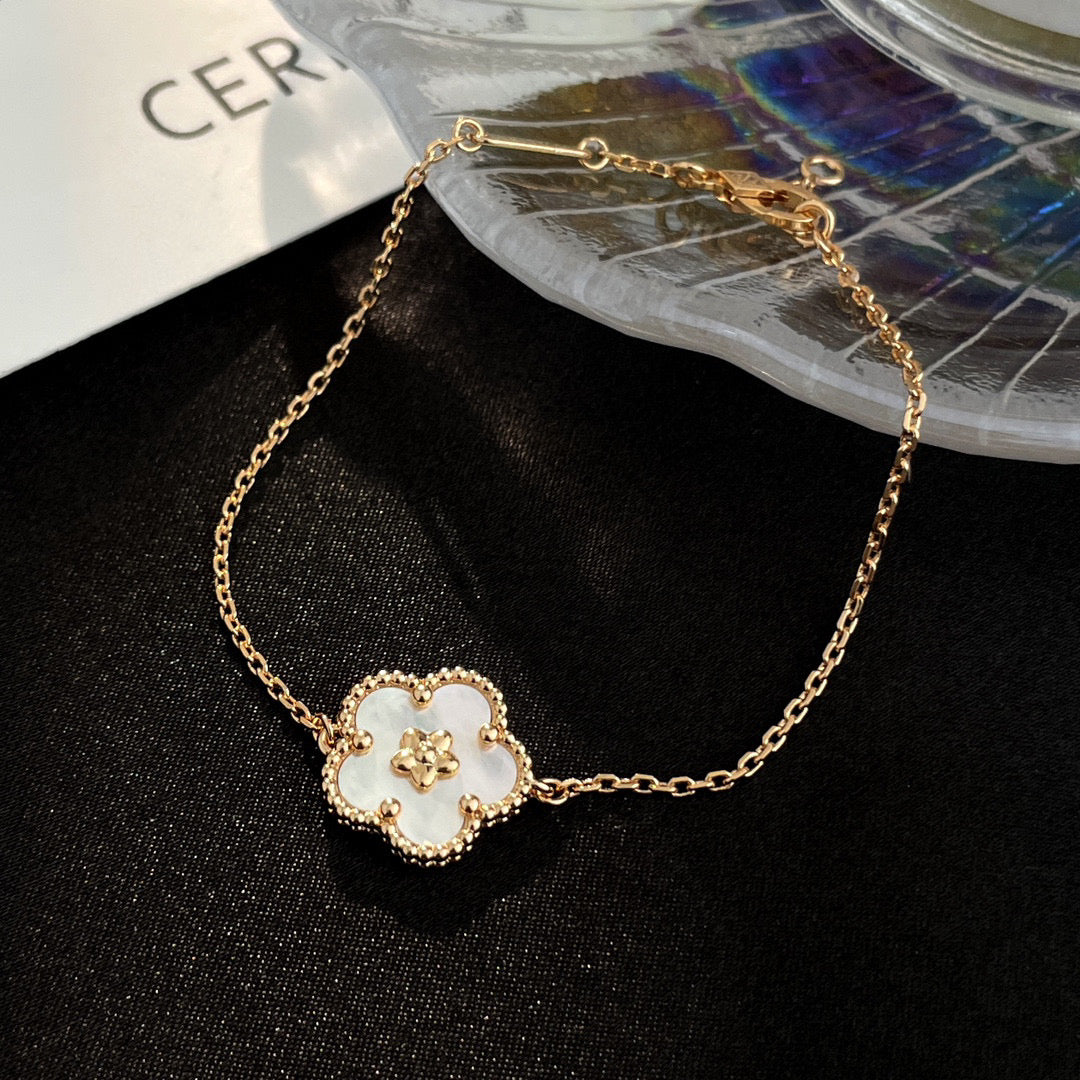 [Kincade Jewelrys]LUCKY WHITE MOP PLUM BLOSSOM  BRACELET