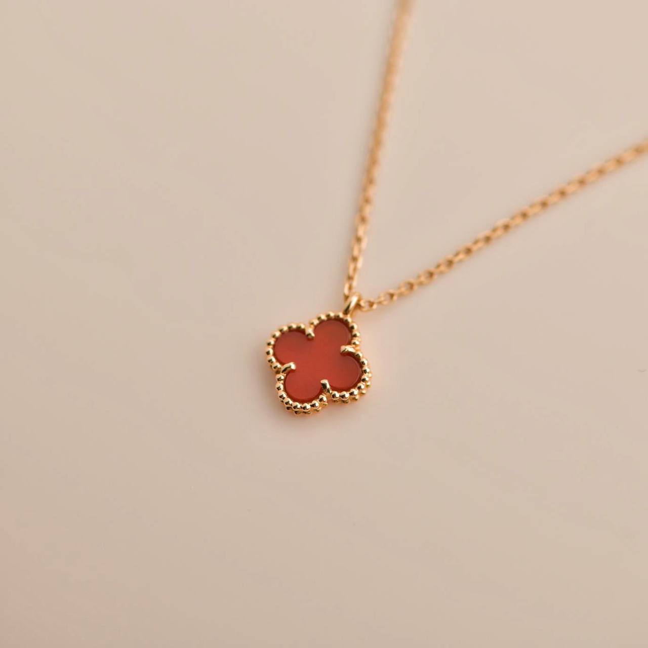 [Kincade Jewelrys] COLLIER CLOVER MINI CORNALINES BLANCHES 9,5 MM